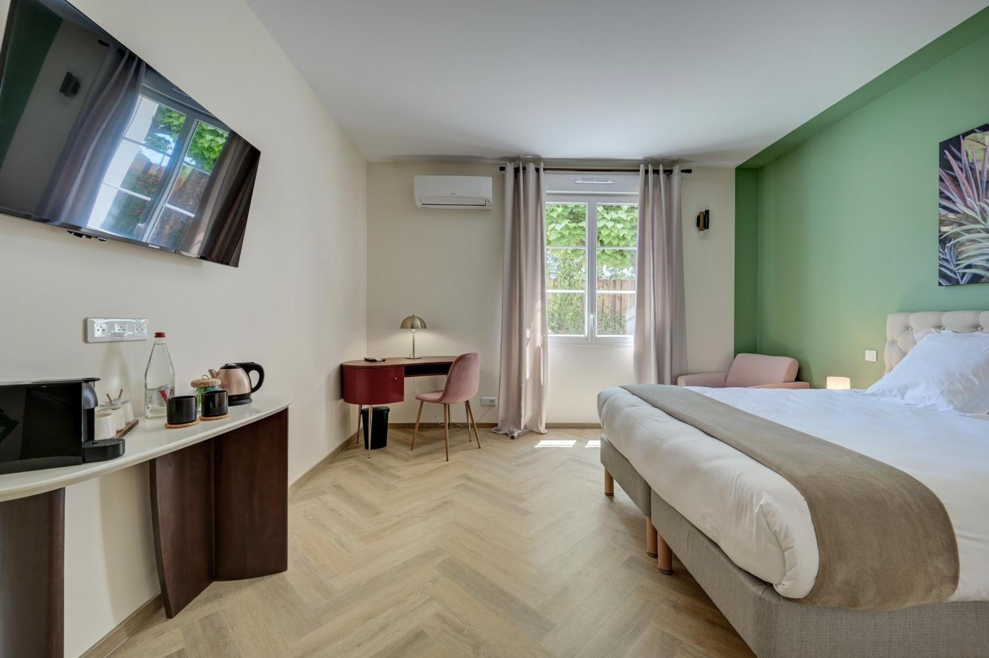 Logis Hotel Le Blason De Provence Monteux Exterior photo