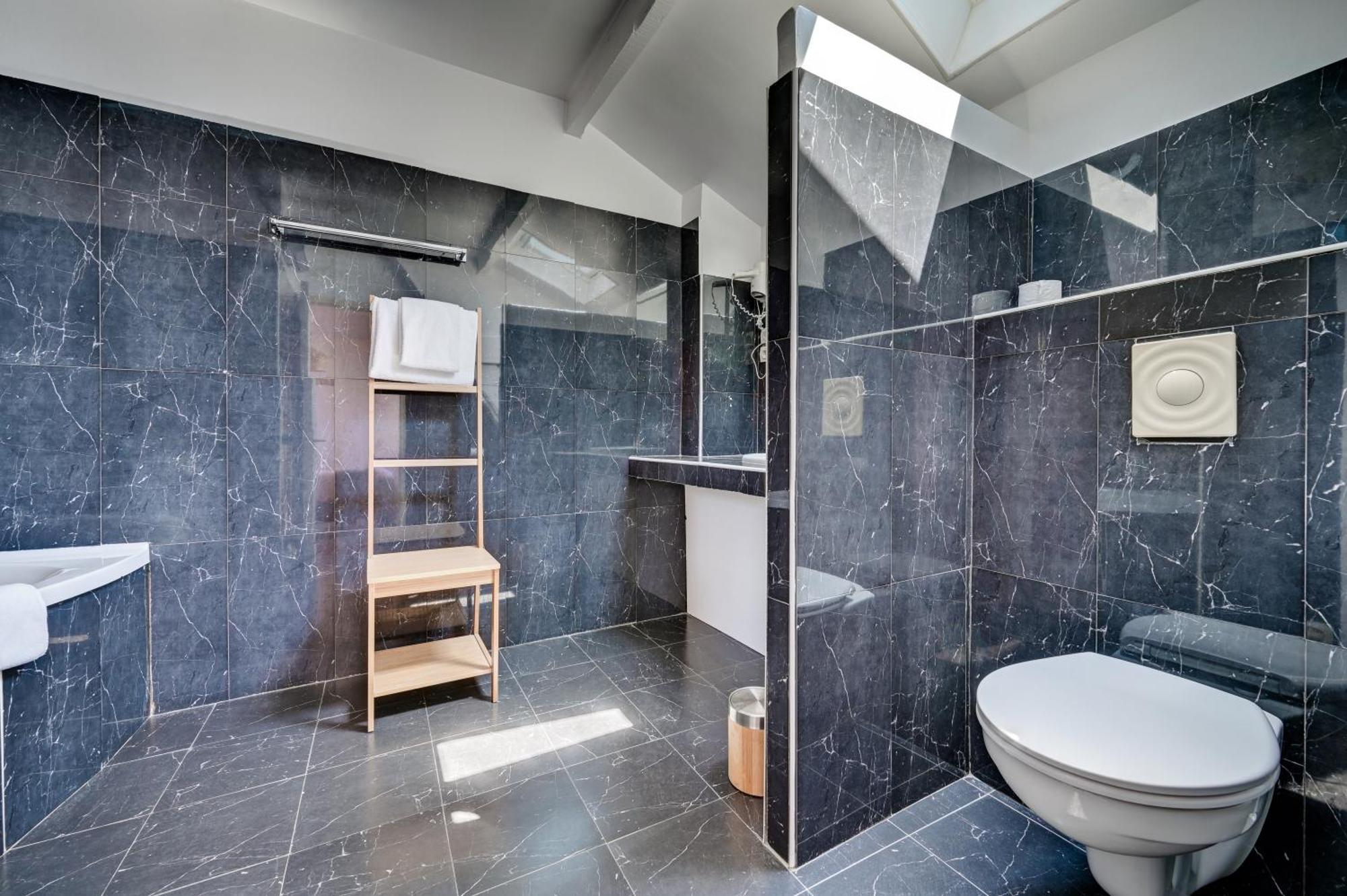 Logis Hotel Le Blason De Provence Monteux Exterior photo